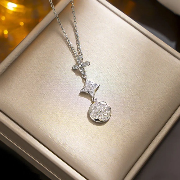 18KT Silver Flour Leaf Clover Cubic Zircon Necklace - Picture 3 of 7